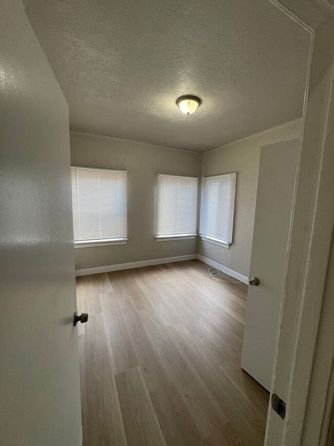 Building Photo - 811-W43 W 43rd St Unit 1