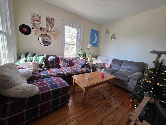 Photo - 493 Johnson St