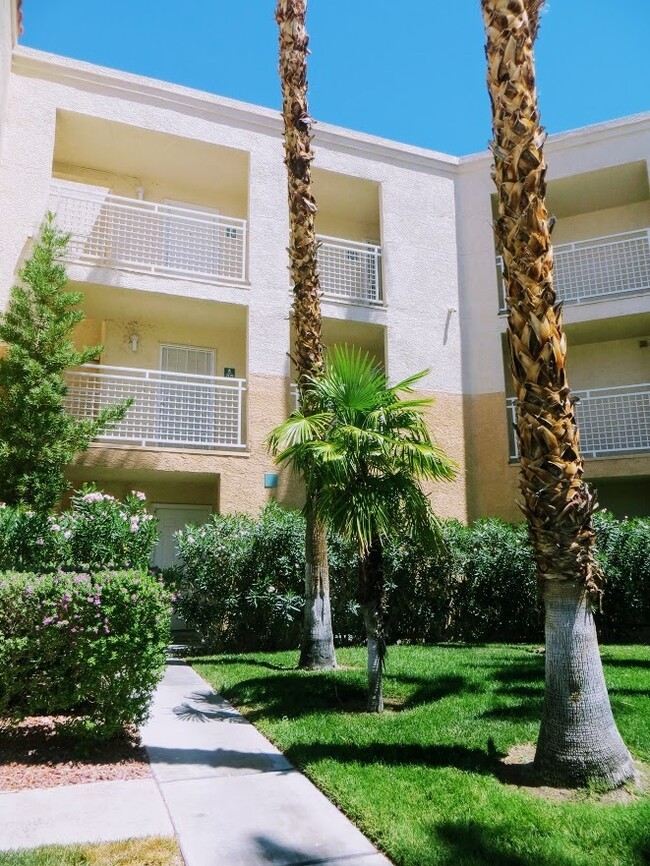 Building Photo - Beautiful Condo in a Gated Community! Unit 110