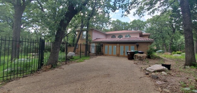 Building Photo - 1815 Greenwood Dr Unit ADU