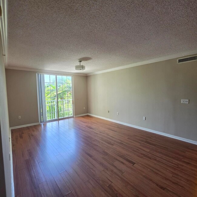 Photo - 1919 Van Buren St Unidad 404a