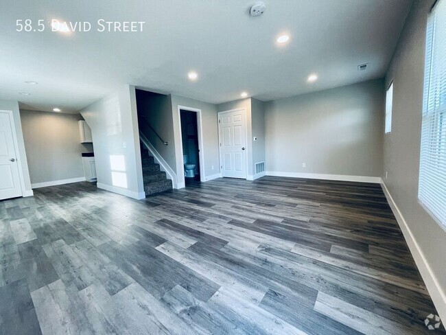 Building Photo - Beautifully Updated 2-Bedroom Duplex in De... Rental