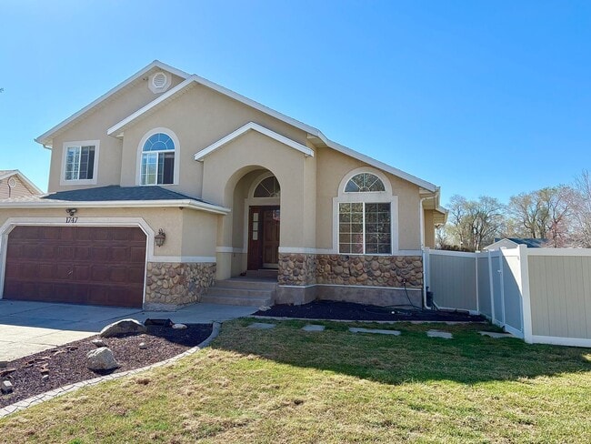 Building Photo - Spacious Living + RV Parking! 3-Bedroom Home with Yard & Garage