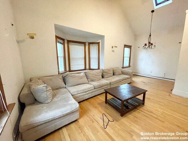 Photo - 1568 Tremont St