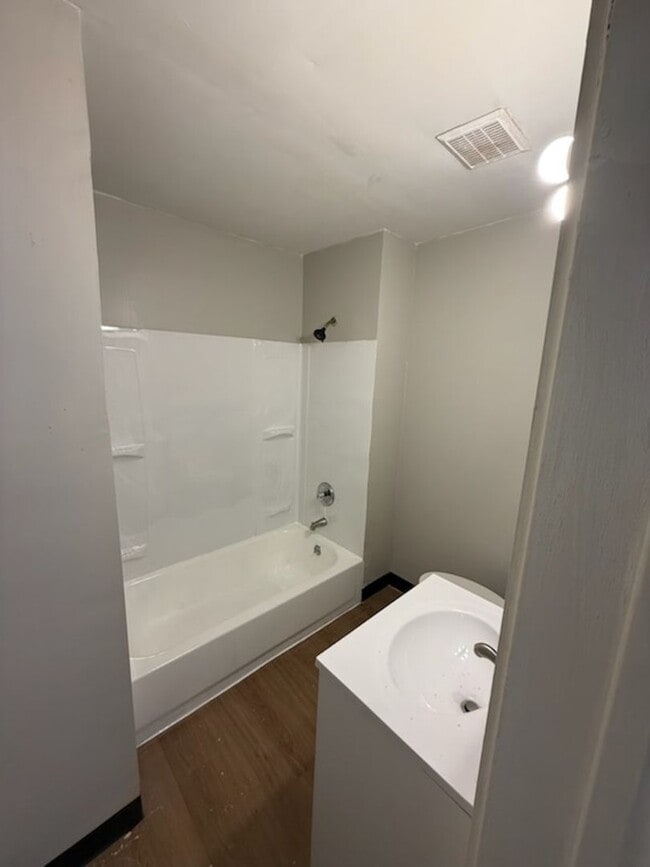 2793 E 125th St Unidad Lower