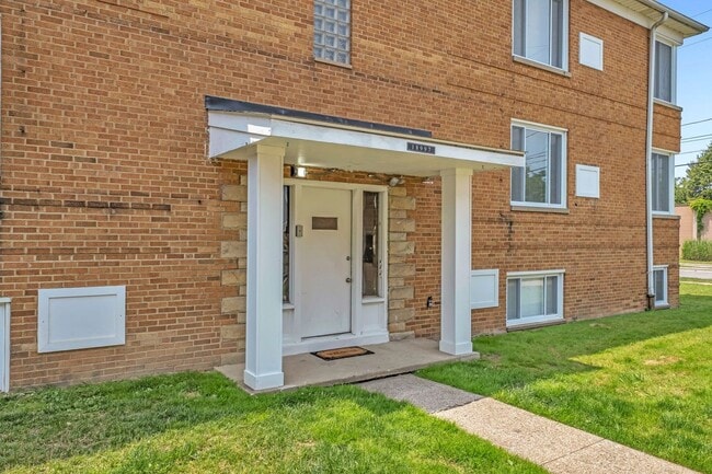 Building Photo - 18997 Hilliard Blvd Unit #6