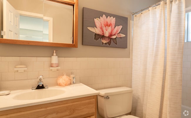 2BR, 2BA - 899 SF