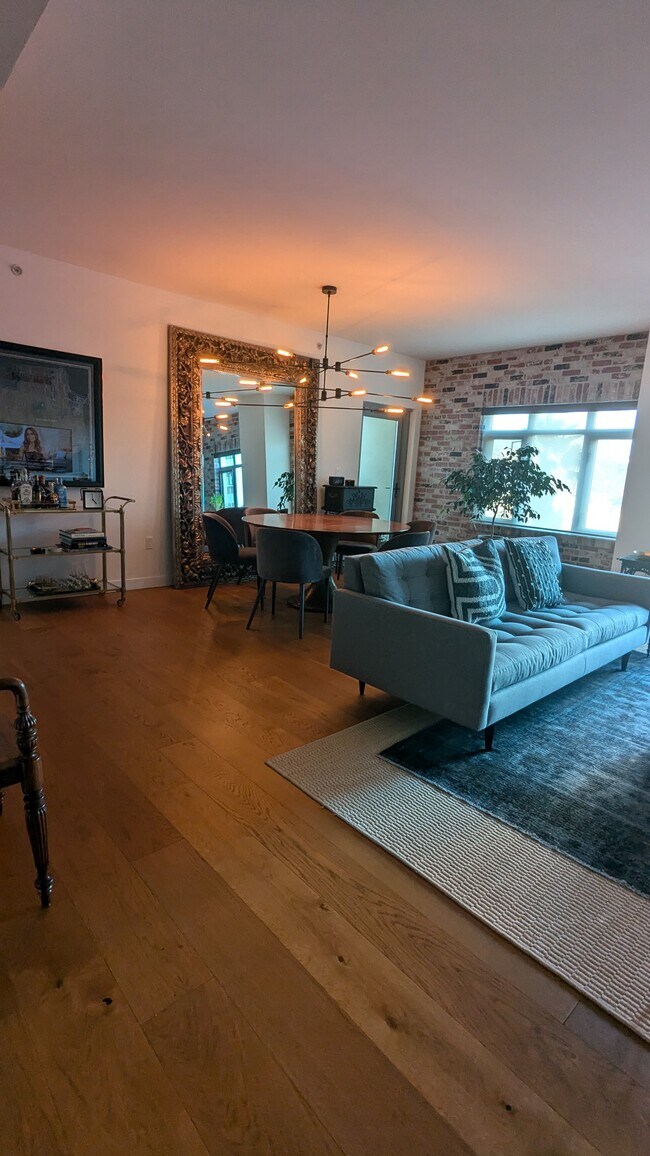 Photo - 175 W Saint James St