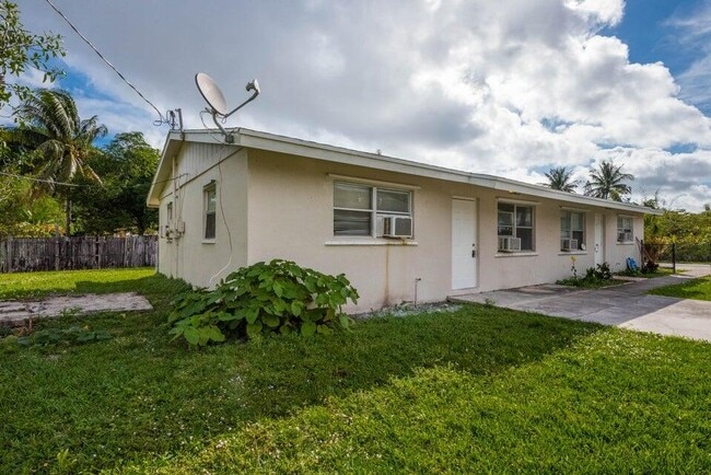 Building Photo - 2449 Saginaw Ave Rental