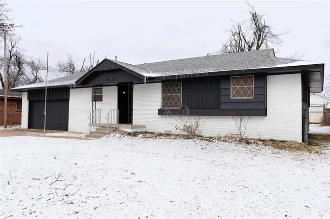 Building Photo - Charming 3-Bedroom Home with a Massive, Fenced Backyard!