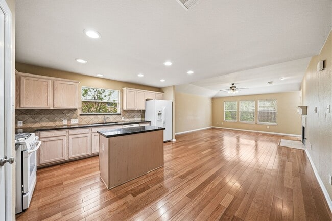 Building Photo - 2010 Hanover Springs Ln