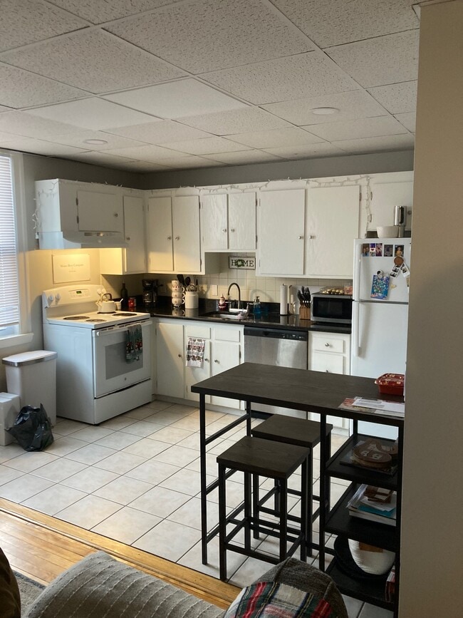 Building Photo - 215 Wheelock Ave Unit #1R