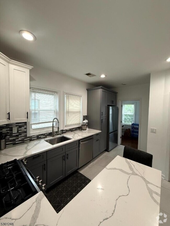 Building Photo - 135 Bellevue St Rental