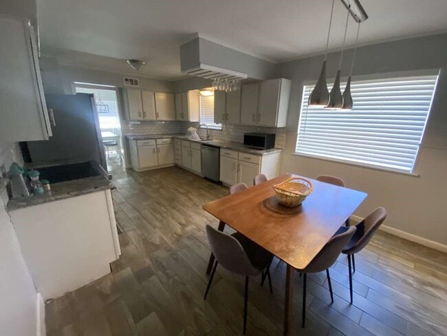 Photo - 5566 Beechnut St