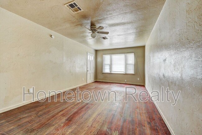 Photo - 410 E Steed Dr