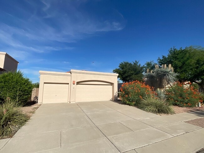 Building Photo - Great northeast location on cul-de-sac, 3 car garage