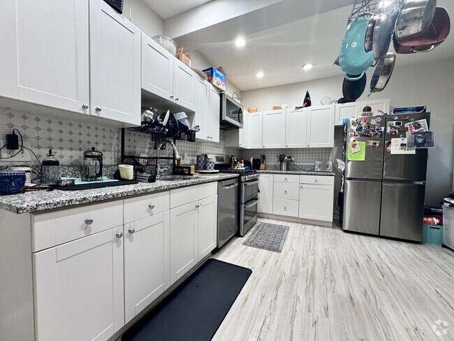 Building Photo - 1584 Beacon St Unit 1 Rental