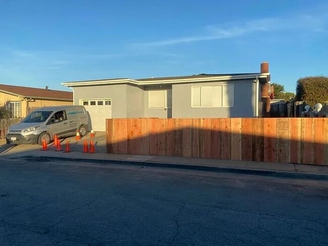 Building Photo - Sunny Seaside 3 bedroom House (Home is Occupied- do not disturb tenants)