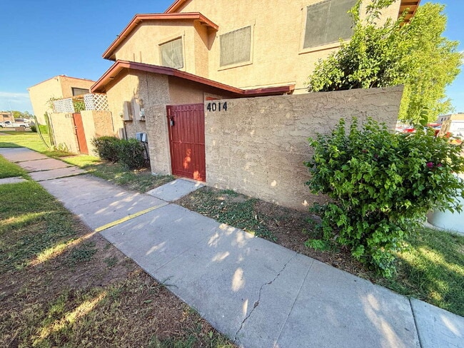 Building Photo - "Charming 2-Bedroom Oasis in Phoenix with ... Rental
