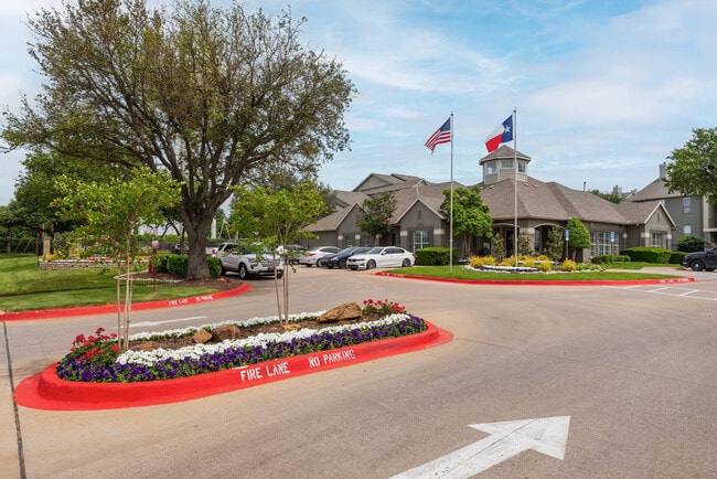 Inviting Entrance at Oak Park Apartments