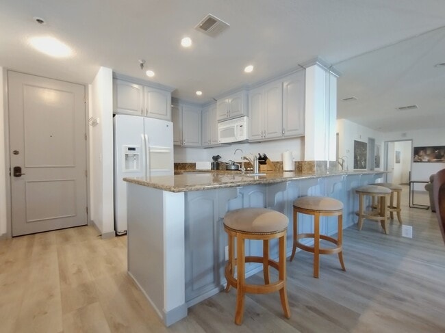 Entry & Kitchen counter - 121 S Hope St Unidad 406