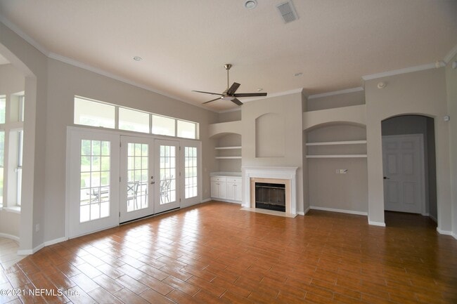 Photo - 925 Lotus Ln S