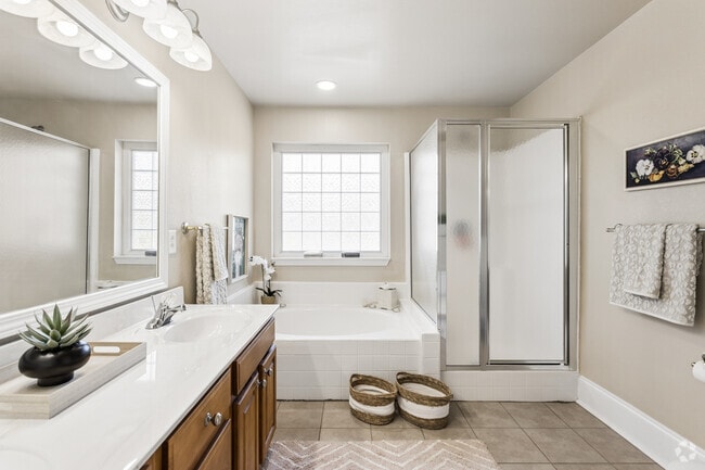 2BR, 2BA - 1,350SF - Primary Bathroom