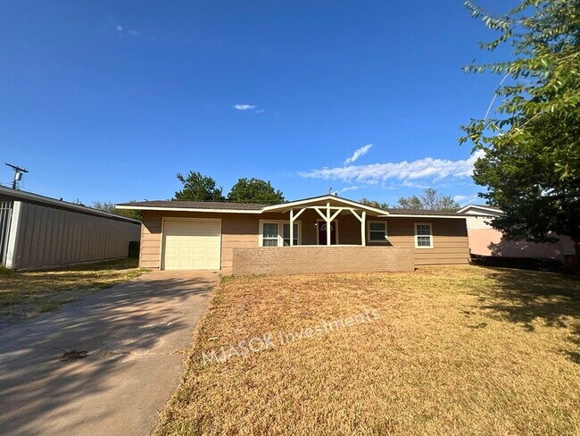 Building Photo - Remodeled 3 Bed / 1.5 Bath with Large Fenced Yard in Lawton