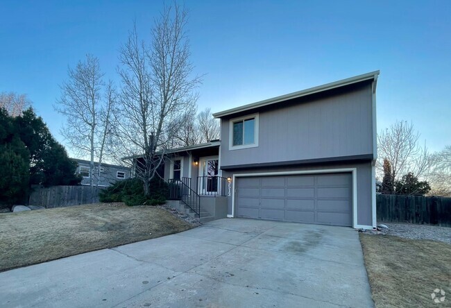 Building Photo - Newly Upgraded Multi-Level Home in Great F...