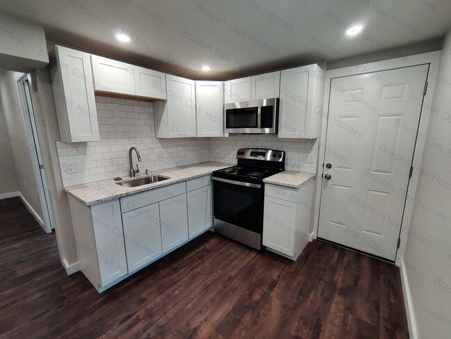 Modern Kitchen w/ stainless steel appliances, granite countertops, garbage disposal