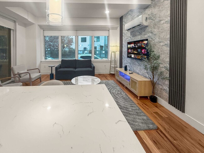 Photo - 236 W Thompson St Unidad ID1332434P