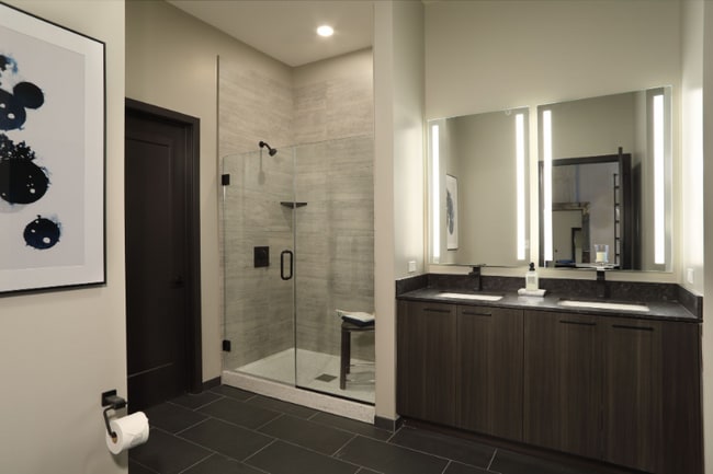 Photo - 911 W Washington Blvd