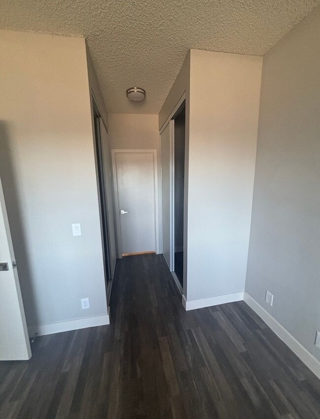 Building Photo - 1 bed 1 bath Apartment. 1st month $1500.00 credit.