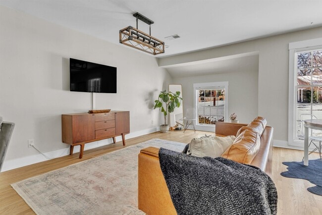 Photo - 185 Alexander St