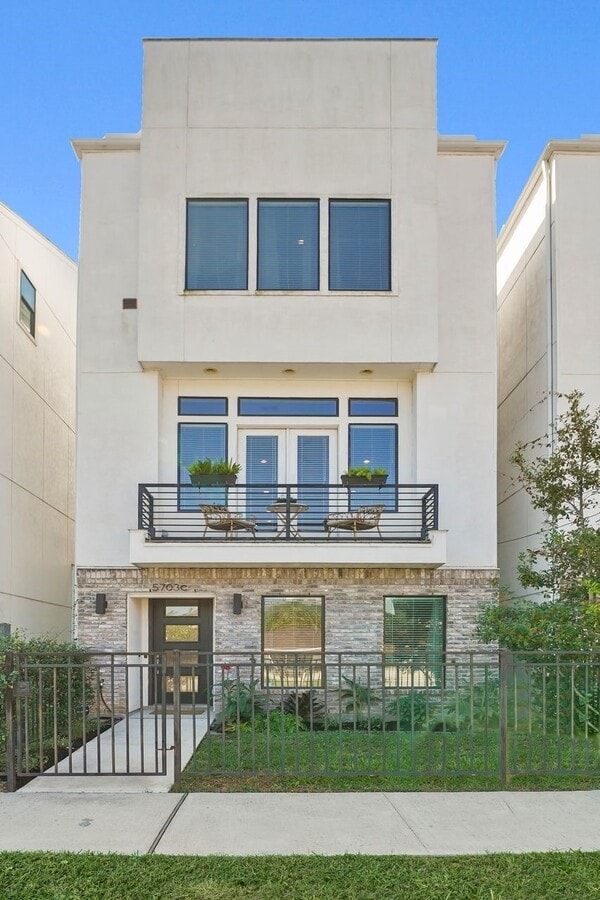 Photo - 5703 Larkin St