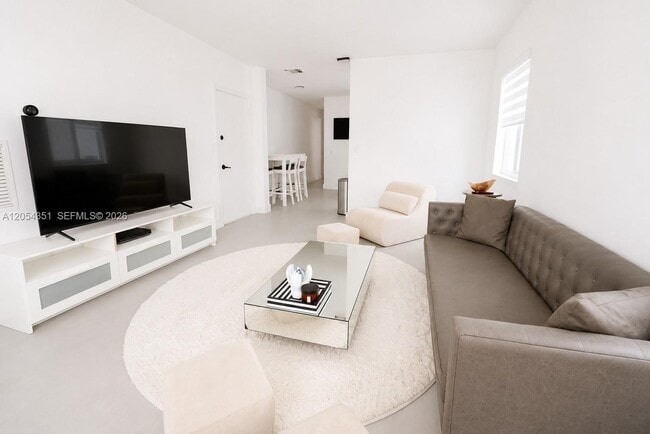 Building Photo - 815 W 39th St Unit 3