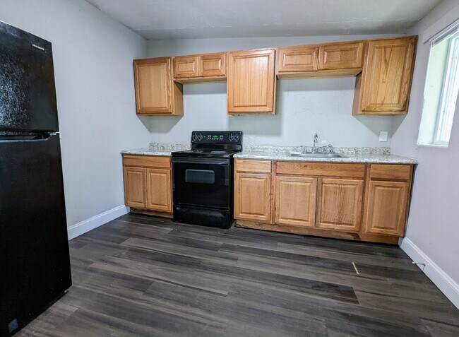 Photo - "Charming 2-Bed Upstairs Apartment in Moncrief Park – Cozy 700 Sq Ft with Modern Comfort!" Unit 4