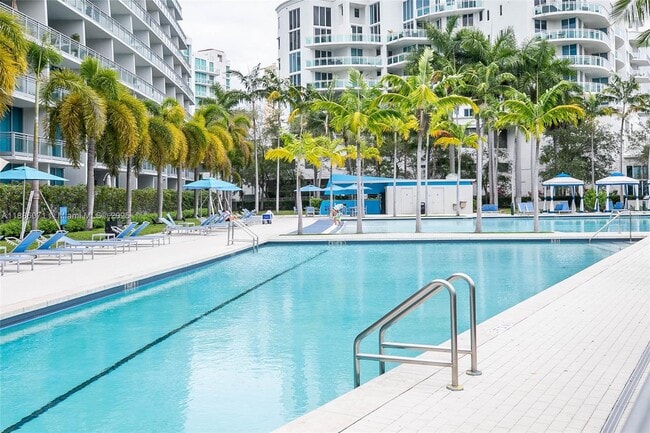 Building Photo - 2950 NE 188th St Unit 124