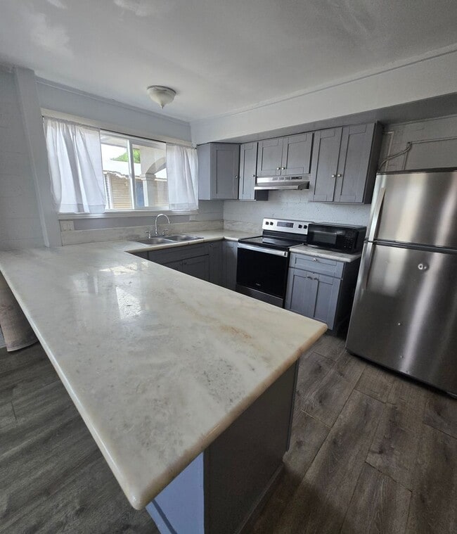 Building Photo - 360 Lono Ave Unit 3 Bedroom 1 Bath front