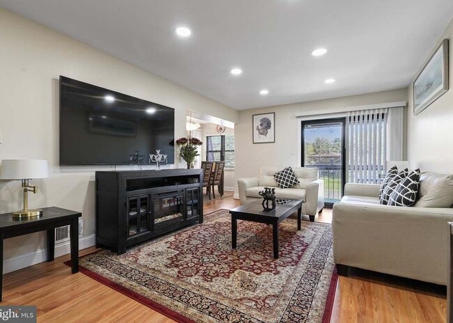 Building Photo - 2032 Old Stone Mill Dr Unit Beautiful 2B 2B condo