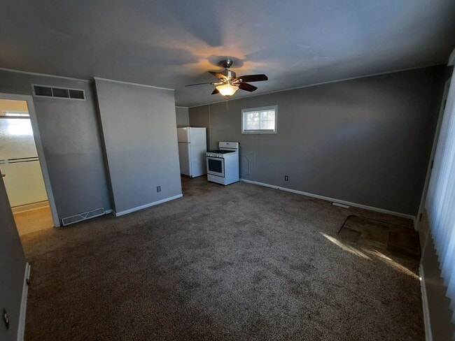 Building Photo - 2 Bedroom, 1 Bathroom home!