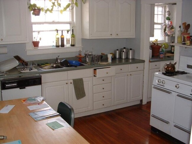 Building Photo - Pets-Friendly, Porch, Laundry on a Site, Parking for Rent, Yard