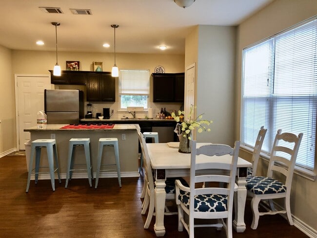 Photo - 735 Meadow Ln