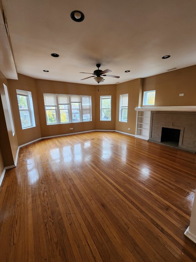 Photo - 7835 S Saginaw Ave Unidad 2