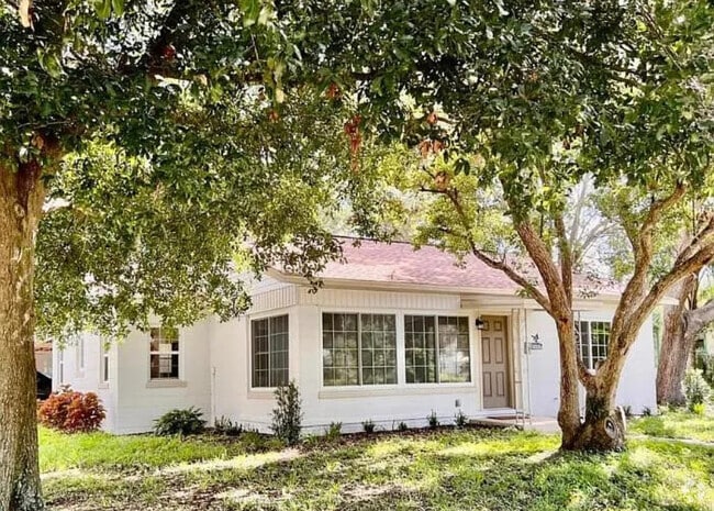 Building Photo - 2590 Lakeview Dr Rental