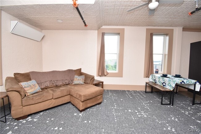 Photo - 152 Court 5 Ct