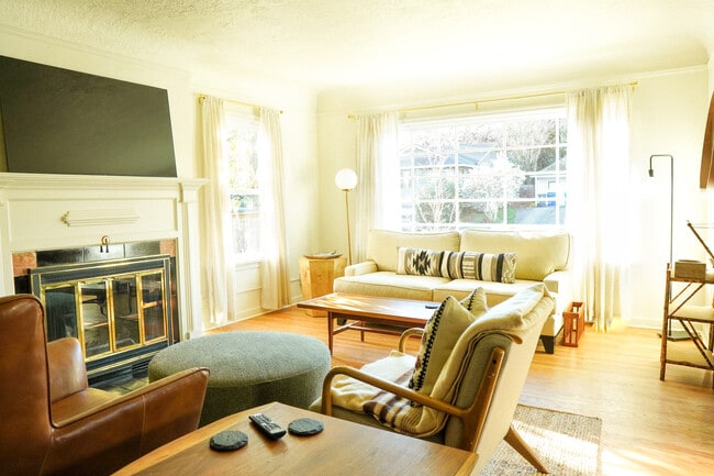 Building Photo - 4603 NE Irving St