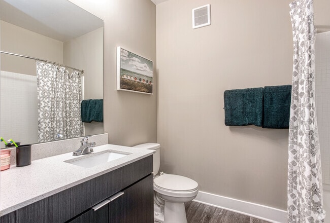 Downing (Premium Unit) - 4BD / 4BA - 1,499 SqFt - Bathroom in each room