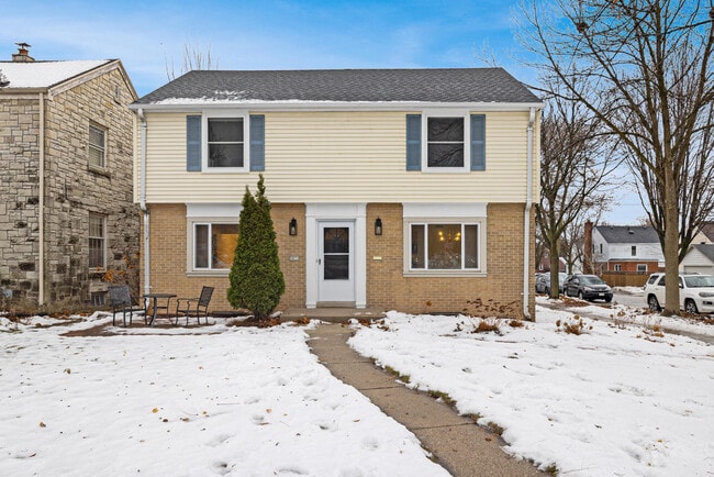 Building Photo - 5873 N Santa Monica Blvd