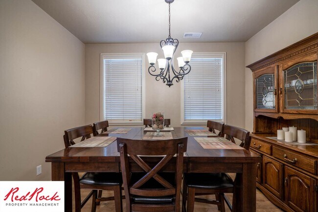 Building Photo - Move In Special! $500 Off First Month's Rent! 3 Bedroom, Fully Furnished Home.